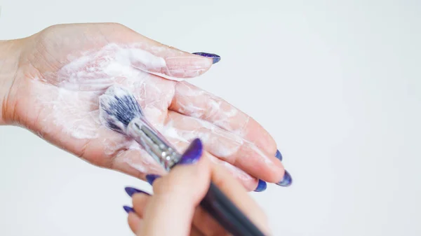 Чистка и уход за щетками для макияжа, женские руки мыть кисть с косметики, — стоковое фото