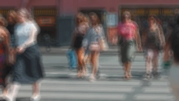 Eine Menschenmenge an einem Fußgängerüberweg in der Stadt, ein Foto in Unschärfe — Stockbild Menschenmenge auf einem Fußgängerüberweg in der Stadt, — Stockfoto