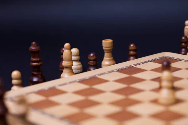 Schach, die Figuren, die aus dem Spiel sind, liegen außerhalb des Schachbretts. — Stockfoto
