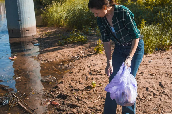 Dbam o naszą planetę. Zbieranie i sortowanie śmieci. Problem ludzi zostawiających śmieci w naturze. — Zdjęcie stockowe