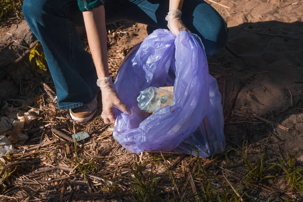 Sprzątanie śmieci, wolontariat. Troska o naturę. Ludzie zostawili dużo plastikowych śmieci w lesie.. — Zdjęcie stockowe