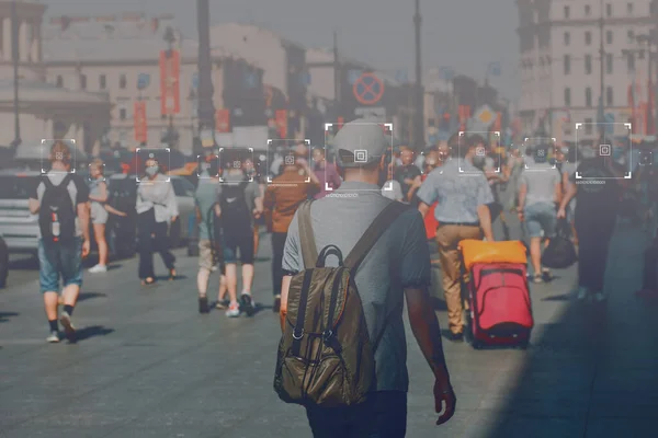 Gesichtserkennung und Technologien zur Identifizierung von Personen in Überwachungskameras auf der Straße, Kontrolle der Strafverfolgung. Menge von Passanten mit grafischen Elementen. Datenschutz und Privatsphäre, — Stockbild Gesichtserkennung und Technologien zur Identifizierung von Personen in Überwachungskameras auf der Straße, Kontrolle der Strafverfolgung. — Stockfoto