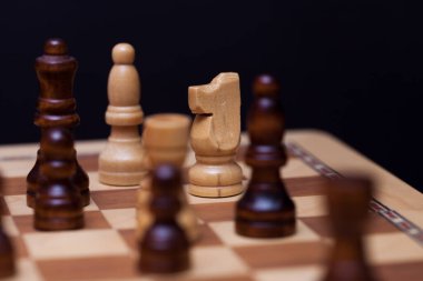 Satranç tahtasında bir sürü satranç taşı var. Entelektüel oyun,