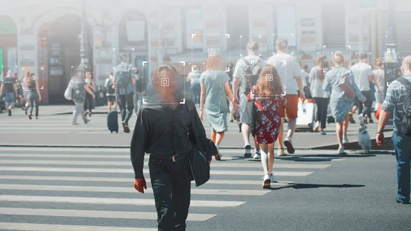 Gesichtserkennung und Technologien zur Identifizierung von Personen in Überwachungskameras auf der Straße, Kontrolle der Strafverfolgung. — Stockfoto