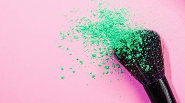 Makyaj sanatçısı fırçası ve parlak göz farı, kozmetik ve makyaj,