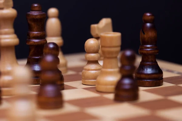 Шахи, багато шахових фігур на дошці. Інтелектуальна гра, — стокове фото