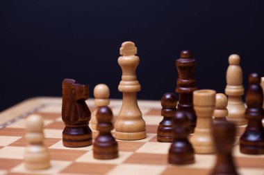 Satranç tahtasında bir sürü satranç taşı var. Entelektüel oyun,