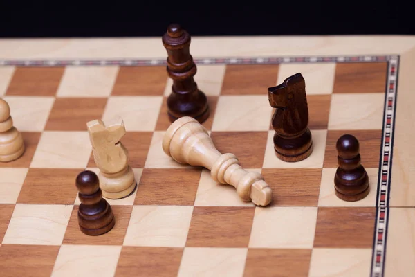 Schachspiel, Schach oder Schachmatt, macht eine gute Figur, das Konzept des Wettbewerbs in der Wirtschaft — Stockfoto