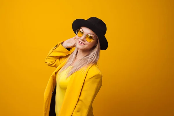 Veselá trendy mladá žena v zářivé šaty na žlutém pozadí, kopírovat prostor. Cool blondýnka — Stock fotografie