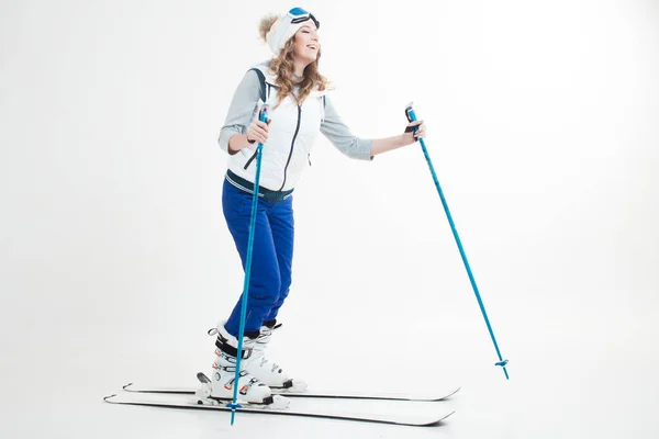 Manœuvres de skieur sur skis de montagne, photos sur fond blanc dans le Studio, — Photo