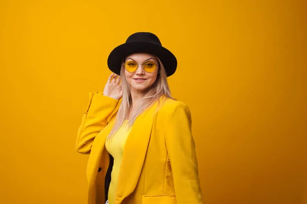 Stilvolle trendy junge Frau in heller Kleidung auf gelbem Hintergrund, kopieren Raum. Kühle Blondine — Stockfoto