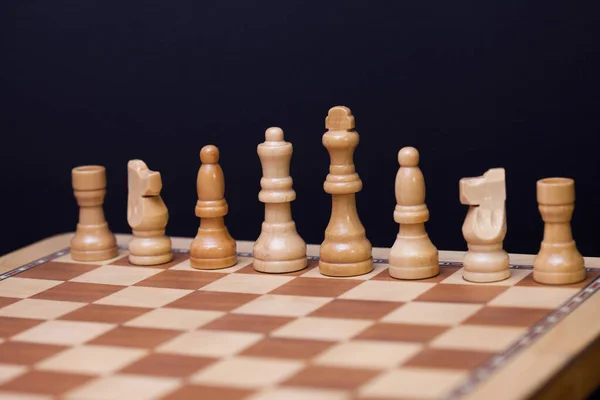 Дерев'яні шахи в контрастному світлі. Гра в шахи, інтелектуальний конкурс , — стокове фото
