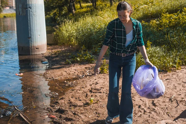 Dbam o naszą planetę. Zbieranie i sortowanie śmieci. Problem ludzi zostawiających śmieci w naturze. — Zdjęcie stockowe