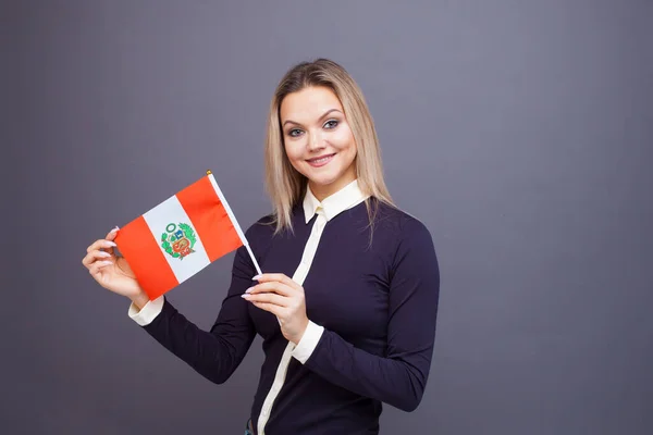 Imigrace a studium cizích jazyků, koncepce. Mladá usměvavá žena s peruánskou vlajkou v ruce — Stock fotografie