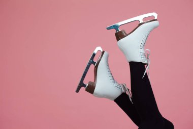 Artistik patinaj bir kış sporudur. Buz patenlerinde kadın ayağı.