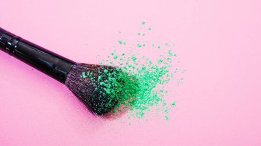 Makyaj sanatçısı fırçası ve parlak göz farı, kozmetik ve makyaj,