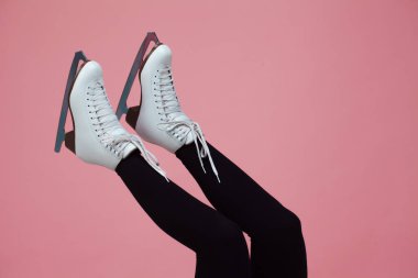 Artistik patinaj bir kış sporudur. Buz patenlerinde kadın ayağı.