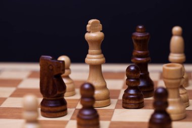 Satranç tahtasında bir sürü satranç taşı var. Entelektüel oyun,