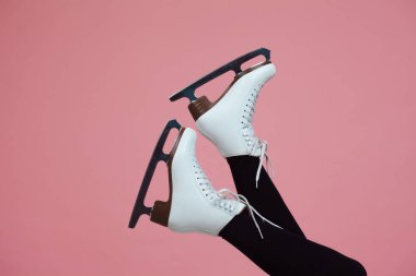 Artistik patinaj bir kış sporudur. Buz patenlerinde kadın ayağı.