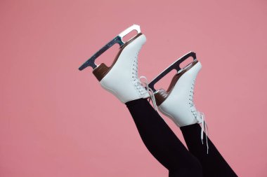 Artistik patinaj bir kış sporudur. Buz patenlerinde kadın ayağı.