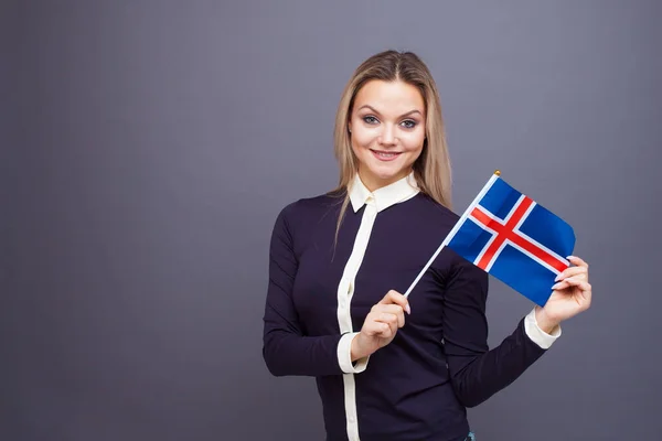 이민과 외국어 공부, 개념. 손에 아이슬란드 국기를 들고 웃고 있는 젊은 여자. — 스톡 사진