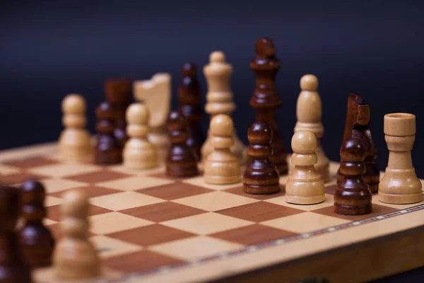 Шахи, різні шахові фігури випадково. Концепція багатонаціональної робочої групи , — стокове фото