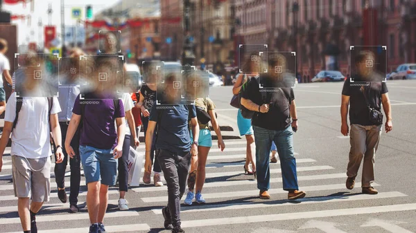 Ansigtsgenkendelse og personlige identifikationsteknologier i gadeovervågningskameraer, retshåndhævende kontrol. - Stock-foto