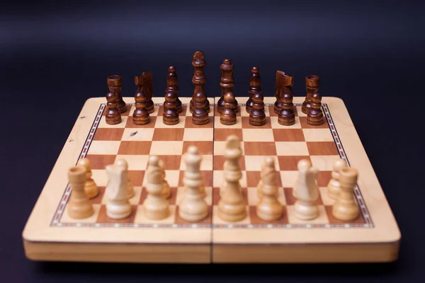 Eine Schachpartie, der Beginn einer Schachpartie, bei der sich zwei Seiten gegenüberstehen. — Stockfoto