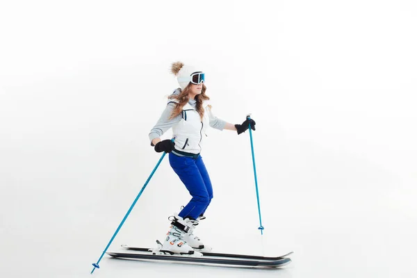 Jonge vrouw gaat skiën. Skiër manoeuvres op ski 's, foto' s op een witte achtergrond in de Studio, — Stockfoto