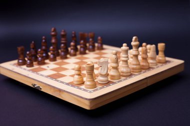 Bir satranç oyunu, bir satrancın başlangıcı. İki taraf karşı karşıya..