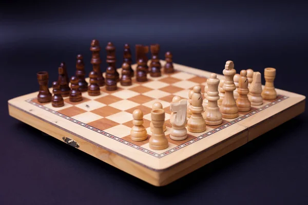 Gra w szachy, początek gry w szachy dwie strony naprzeciwko siebie. — Zdjęcie stockowe