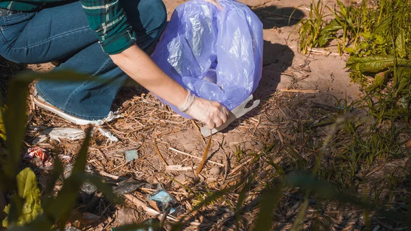 Уборка мусора, волонтерская работа. Забота о природе. Люди оставили в лесу много пластикового мусора.. — стоковое фото