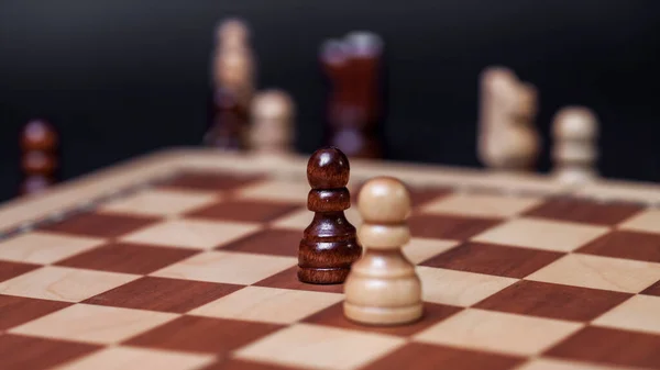 Шахова гра, чек або мат, вирізати фігуру, концепція конкуренції в бізнесі — стокове фото