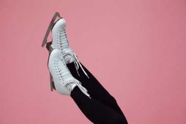 Artistik patinaj bir kış sporudur. Buz patenlerinde kadın ayağı.