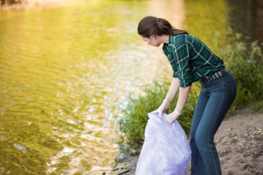 Gezegenimizle ilgileniyor. Çöp toplama ve sınıflandırma. İnsanların doğada çöplerini bırakmaları sorunu..