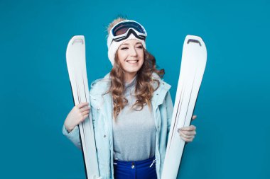 Eğlence kayakçısı kayak yapmaya hazırlanıyor. Ekipmanlı ve kayaklı genç bir kadın.,