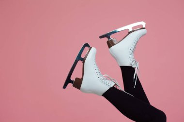 Artistik patinaj bir kış sporudur. Buz patenlerinde kadın ayağı.