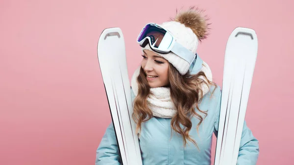 Skieur amusant se prépare à skier. Jeune femme en équipement et avec des skis, — Photo