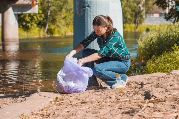 Taking care of our planet. Garbage collection and sorting. The problem of people leaving behind garbage in nature. — Stock Photo, Image