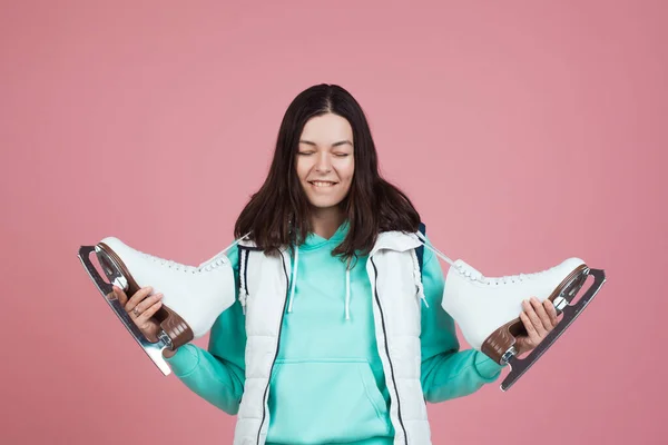 Patinaje artístico para adultos, Pasatiempos y un estilo de vida saludable. Una mujer joven con una sudadera brillante con patines de figura — Foto de Stock