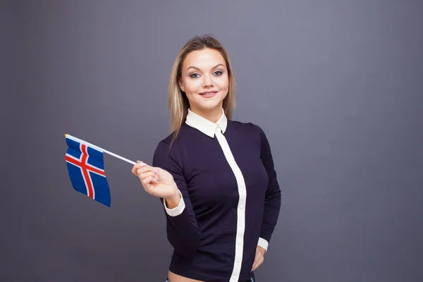 Inmigración y el estudio de lenguas extranjeras, concepto. Una joven sonriente con una bandera de Islandia en la mano. — Foto de Stock
