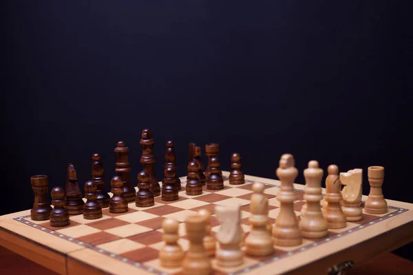 Eine Schachpartie, der Beginn einer Schachpartie, bei der sich zwei Seiten gegenüberstehen. — Stockfoto