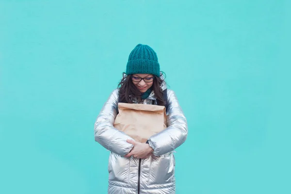 Afhaalmaaltijden, een jonge vrouw met boodschappen doen in een milieuvriendelijke papieren zak. — Stockfoto