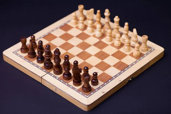 Egy sakkjátszma, egy sakkjátszma kezdete, két ellentétes oldal.. — Stock Fotó