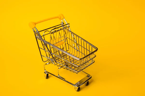 Nákupní košík koncept nakupování a prodeje, maloobchod a obchody. — Stock fotografie