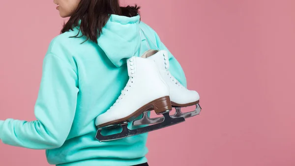 Gambar skating untuk orang dewasa, Hobbies dan gaya hidup yang sehat. Seorang wanita muda berbaju hangat dengan sepatu roda indah — Stok Foto