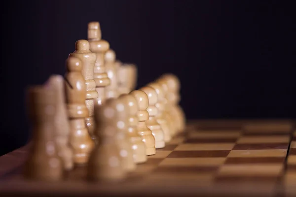 Dřevěné šachy v kontrastním světle. Hra šachu, intelektuální soutěž, — Stock fotografie