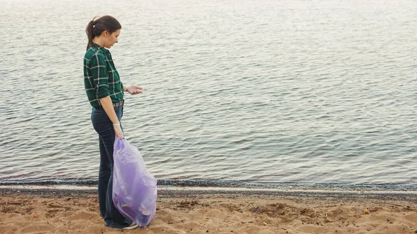 Limpiando basura, trabajo voluntario. Cuidar de la naturaleza. La gente dejó mucha basura plástica en la playa. — Foto de Stock