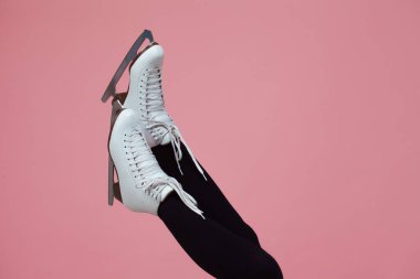 Artistik patinaj bir kış sporudur. Buz patenlerinde kadın ayağı.