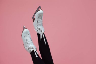 Artistik patinaj bir kış sporudur. Buz patenlerinde kadın ayağı.